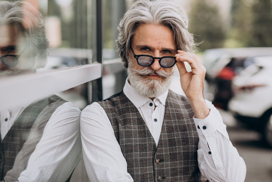 Hübscher Geschäftsmann steht draußen und trägt eine Sonnenbrille