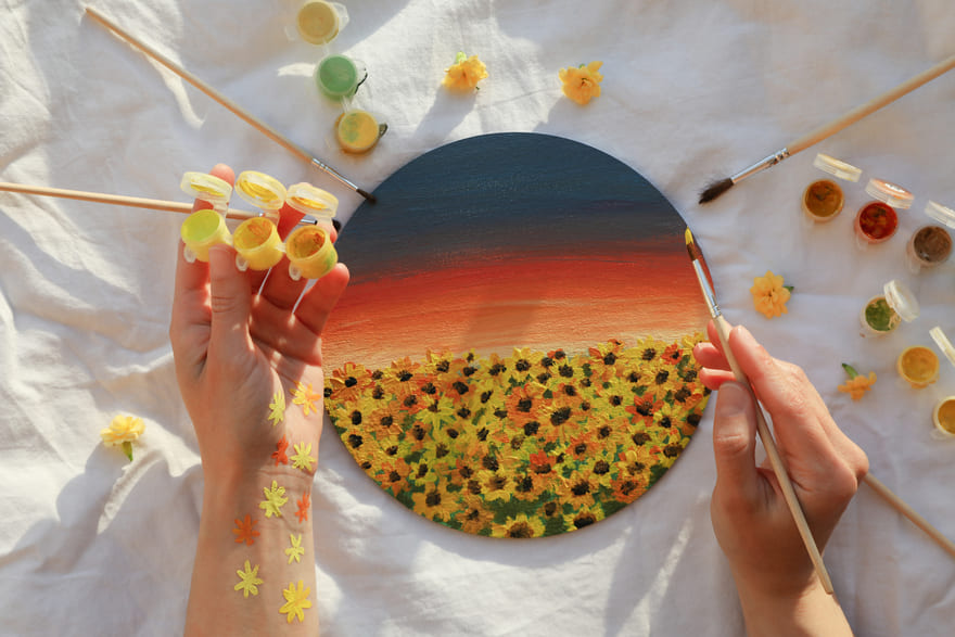 Die Malerei zeichnet Sonnenblumen und Morgendämmerung