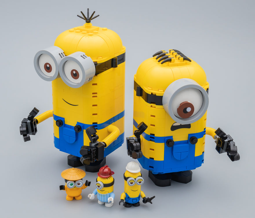 Zwei gelbe blaue Minion-Legos