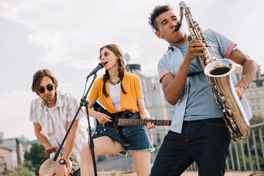 Musikkonzert mit 3 Künstlern spielen und singen