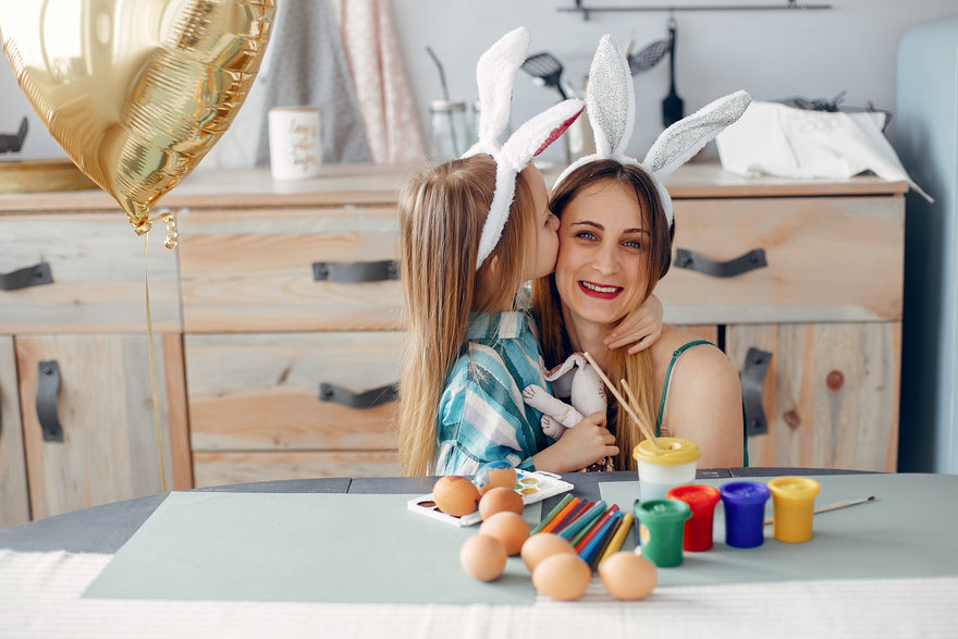 Eine Mutter mit kleiner Tochter in der Küche mit Hasenohren