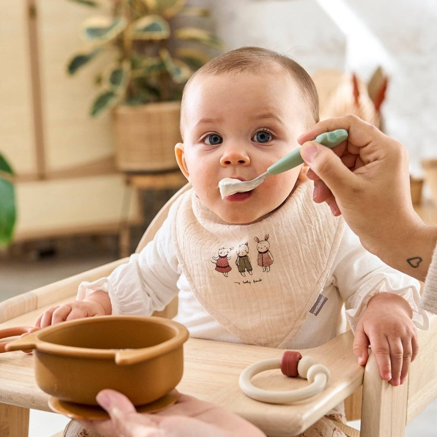 Baumwolllätzchen für Babys beim Essen beim Absetzen