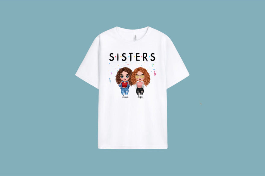 Personalisiertes T-Shirt Sisters auf blauem Hintergrund