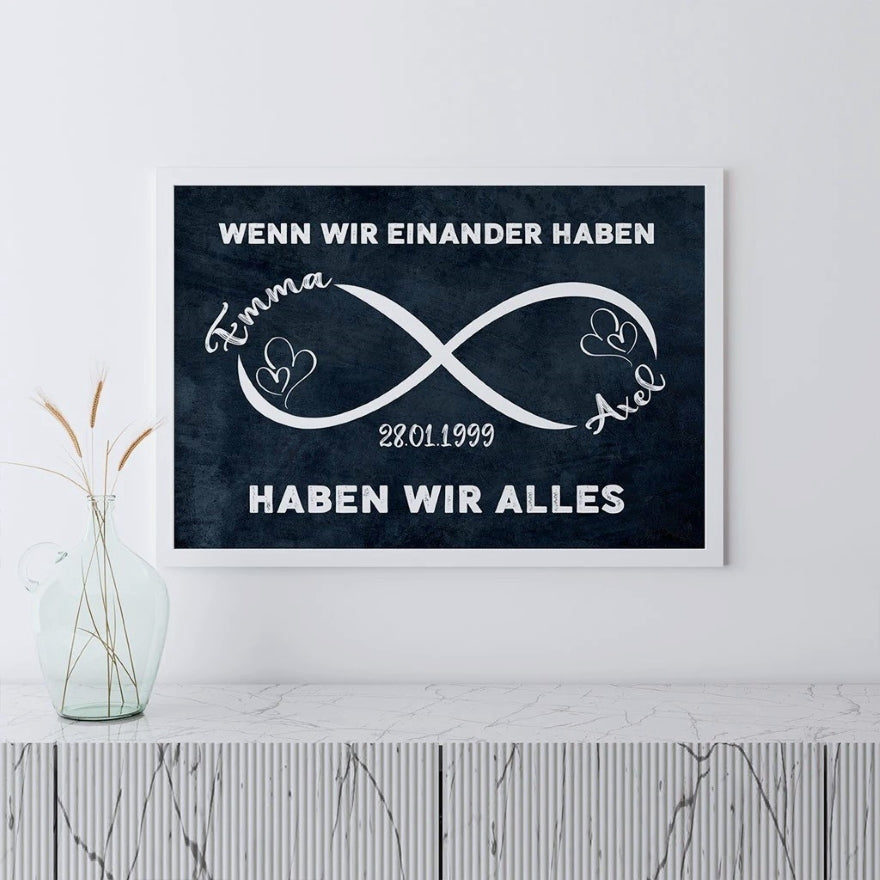 Das schwarz-blaue Poster für Paare hängt an der Wand