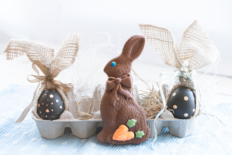Schön dekorierte Ostereier mit Schokolade und Hase