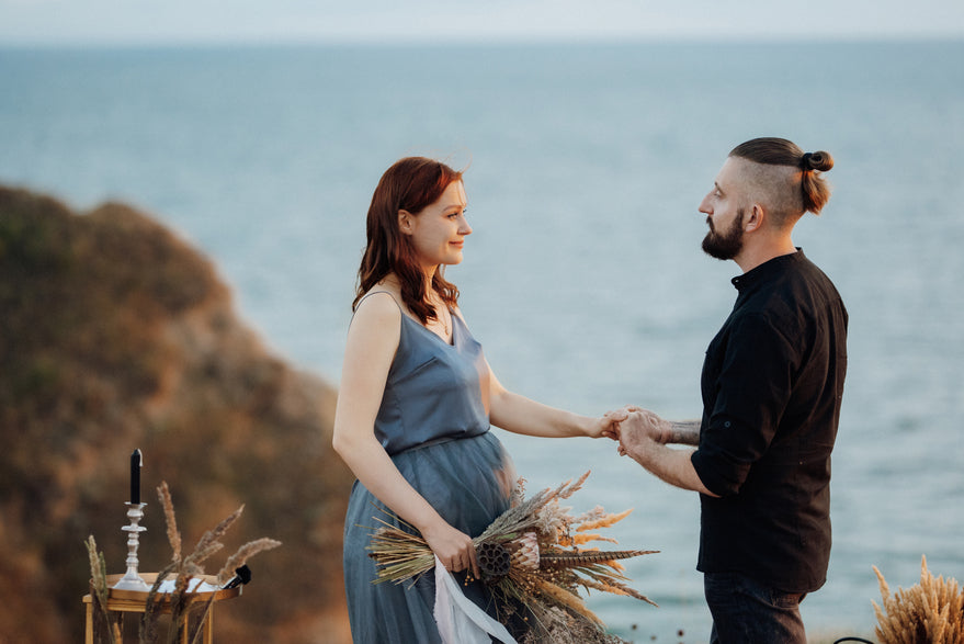 Schwangere Frau und ihren Ehemann am Meer