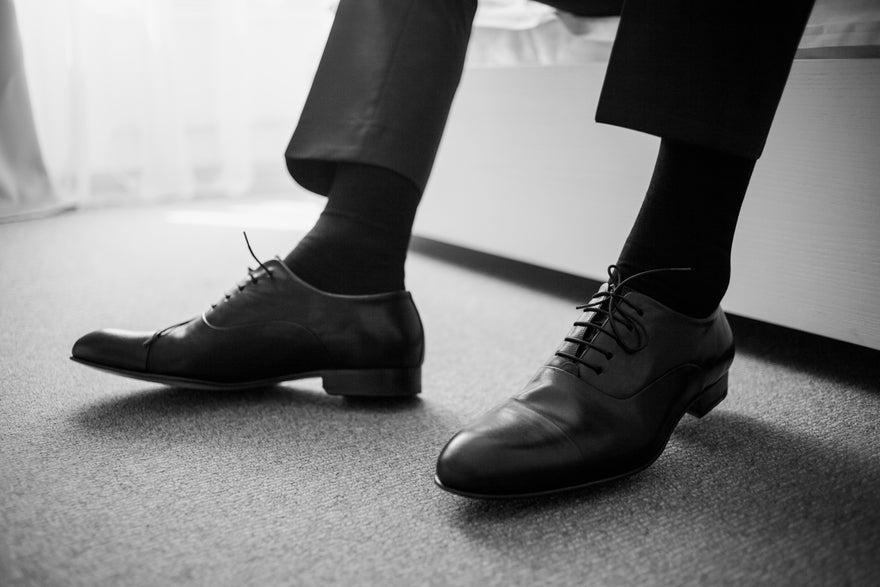 Schwarze Leder Schuhe mit Schwarz-Weiß Foto