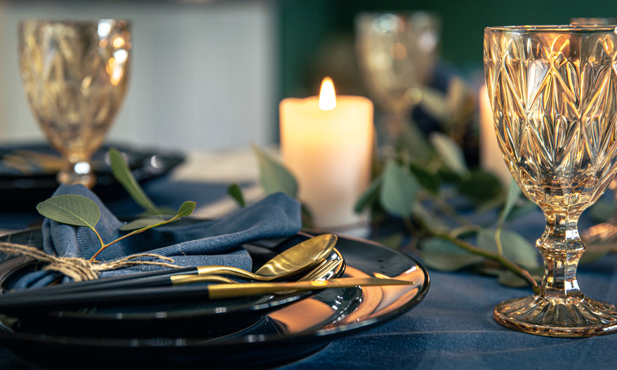 Tischdekoration mit texturierten Weingläsern Kerzen-Blättern
