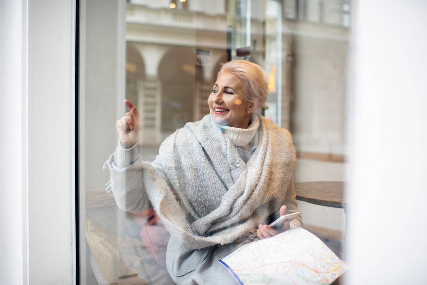 Eine Senior Frau reist und lächelt