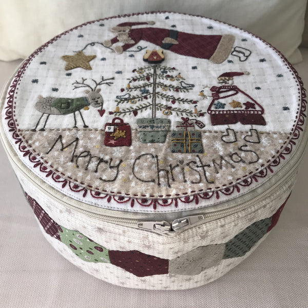 In Stitches with Lynette Anderson  Love my Stitching circle basket,  contains all my bits & bobs 👏👏 thanks Lynette for a great project 👍