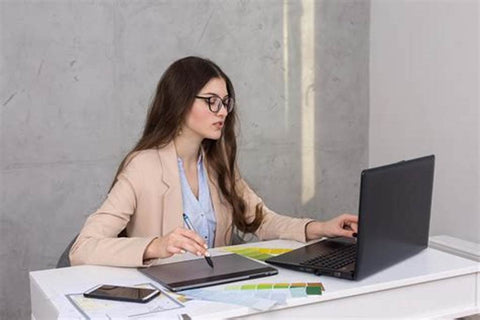 Profissional trabalhando em um laptop na mesa de seu escritório