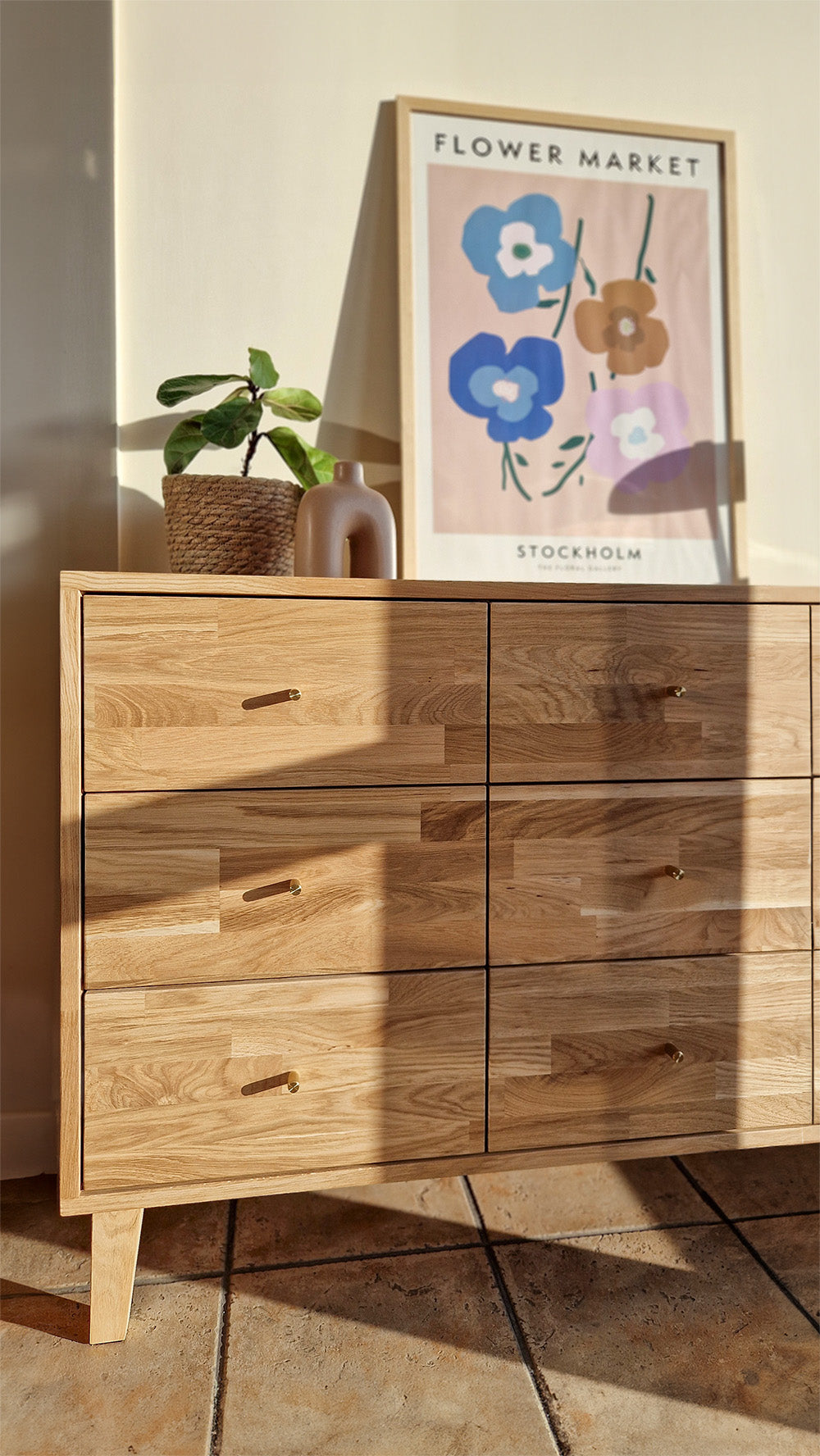 Arrangement of a chest of drawers in the living room