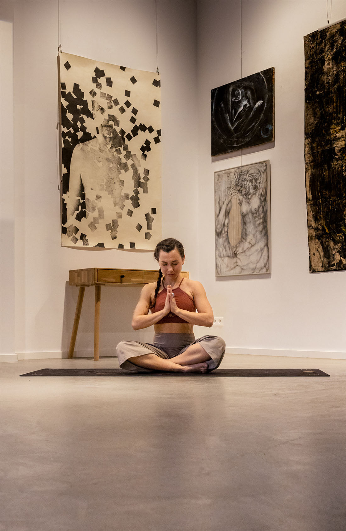 Yogi.na - a yoga teacher who created aesthetics worth imitating.