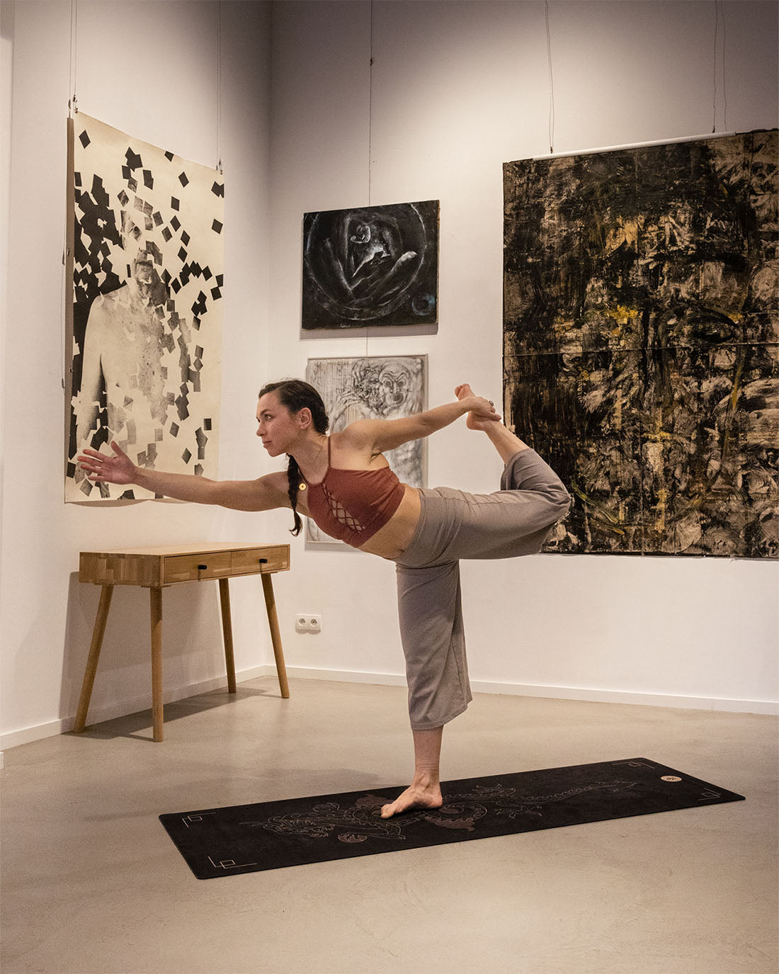 Yogi.na - Ein Yogalehrer, der ästhetisch geschaffen hat, das es wert ist, nachgeahmt zu werden.