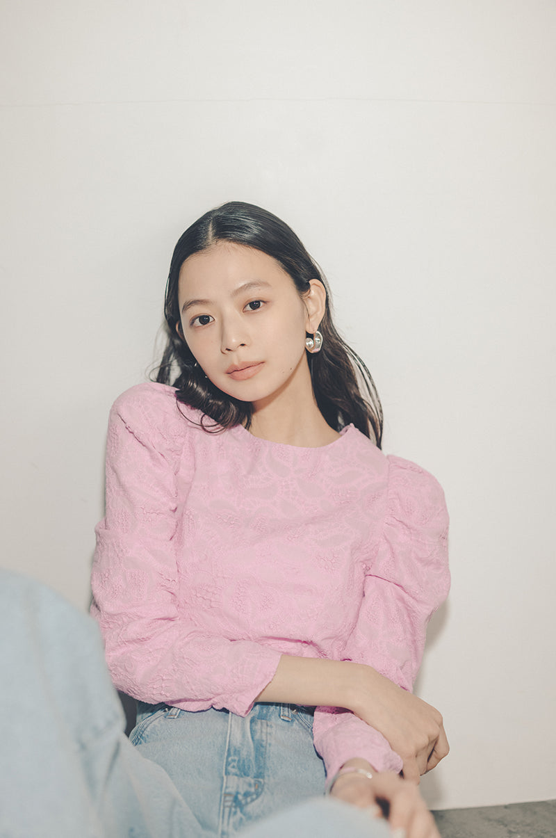 松木育未さんが着るバックシャンレースアップブラウス
