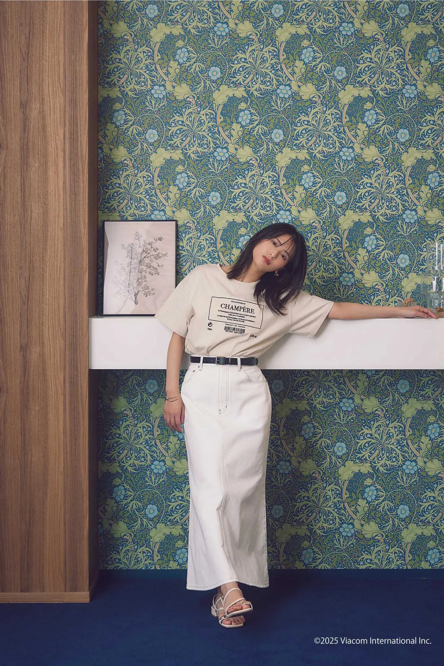 『エミリー、パリへ行く』コラボレーションフォトTシャツのコーディネート