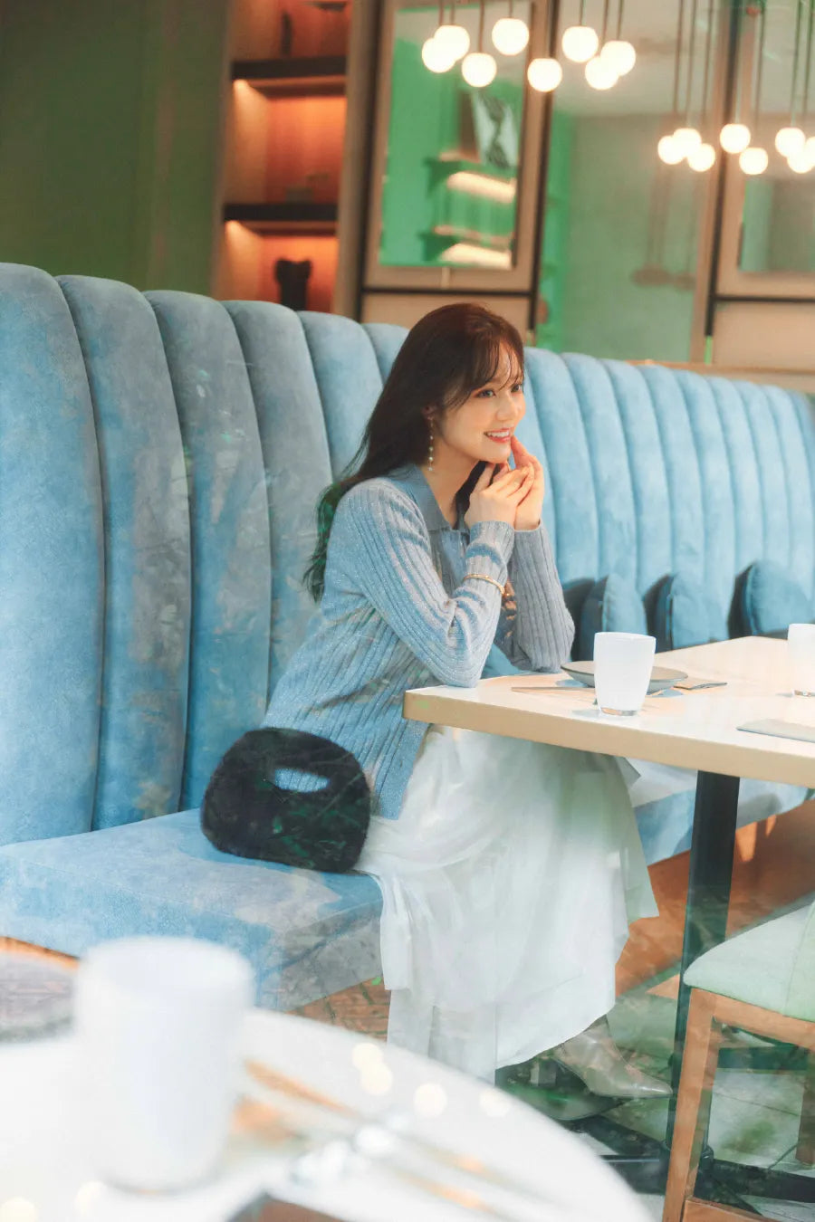 襟付きニットのフェミニンスタイリング