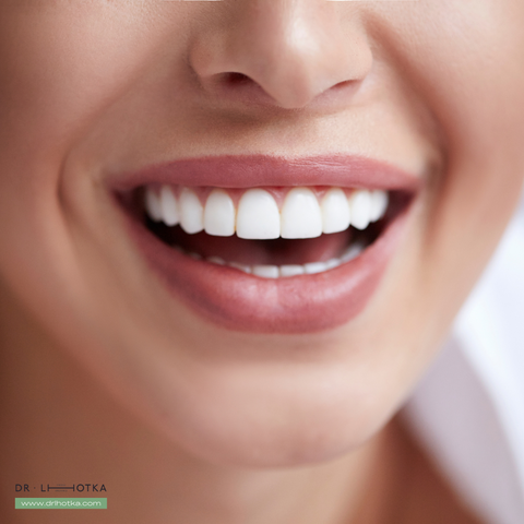 Lächelnde Frau nach der professionellen Mundhygiene