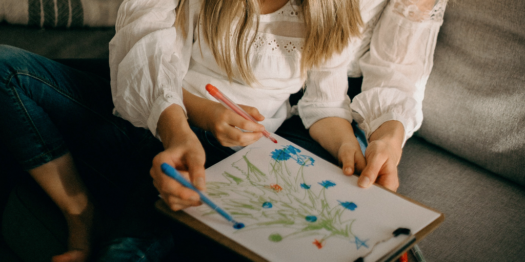 Mother and daughter drawing a Christmas tree 