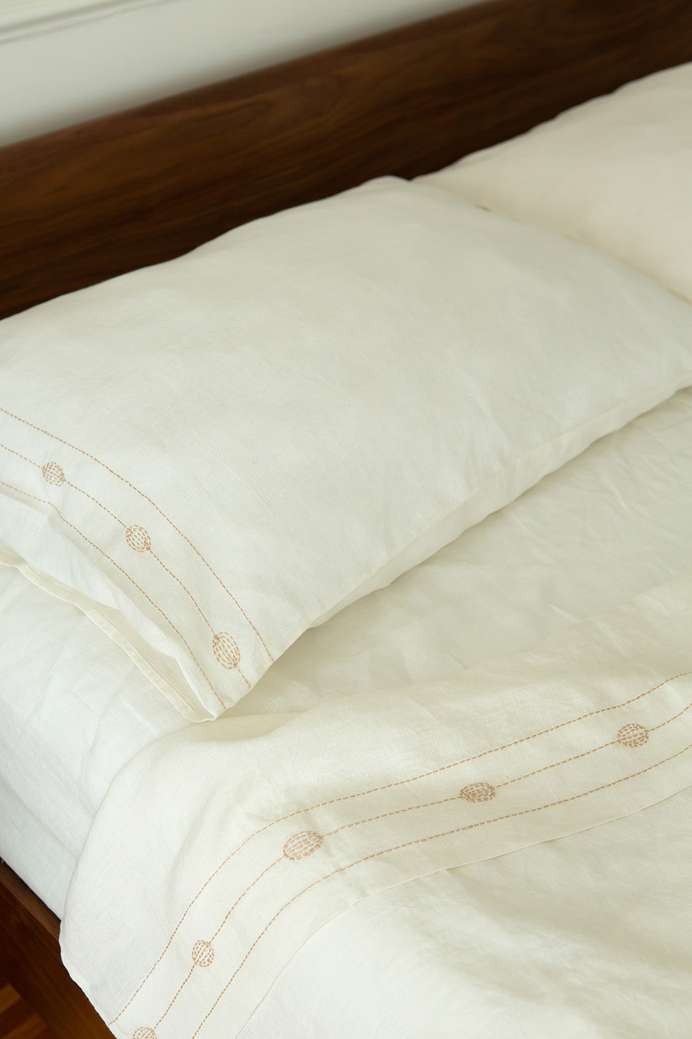 Totem Pillowcases In Hand-embroidered Off White Linen