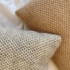 Se Honey pillow, 40x60 cm - Sandnes Sunday + Tynn Silk Mohair hos Den Lille Garnbiks