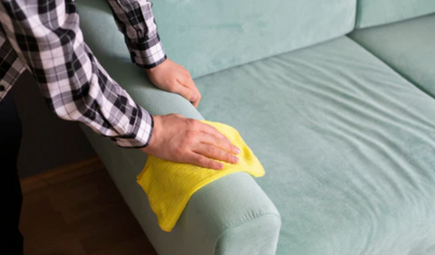 Facile manutenzione di un divano in microfibra