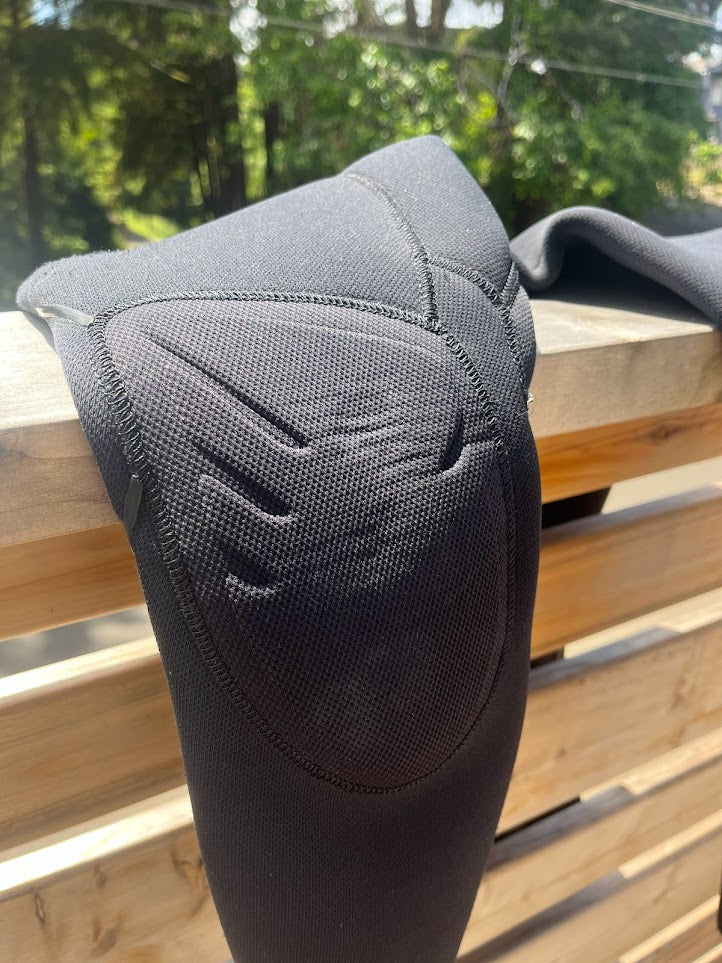 Billabong Furnace Comp 4/3 Hooded Wetsuit Review - Knee Closeup