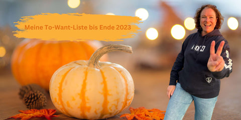 Hier sieht man Anke von Ankes Nähbox mit einem verschwommenen Hintergrund in herbstlichen Farben, 2 Kürbissen und dem Text: Meine To-Want-Liste bis Ende 2023