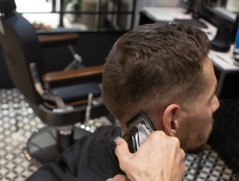 reserva tu corte de cabello en sir fausto serás atendido por barberos expertos en servicios de calidad, disfruta de una experiencia en barbershop en barcelona