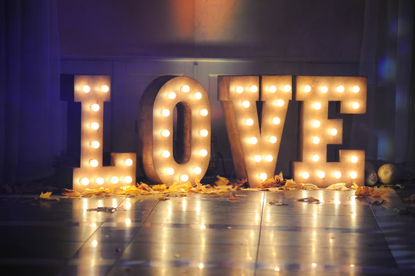 XL-Leuchtbuchstaben LOVE