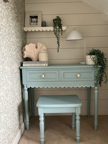 Horizontal shiplap wall and dressing table in nook space 