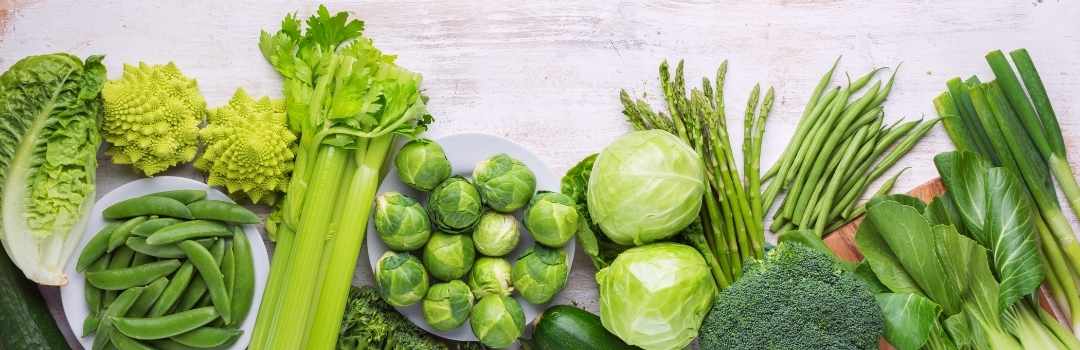 Hojas frescas de espinaca y vegetales