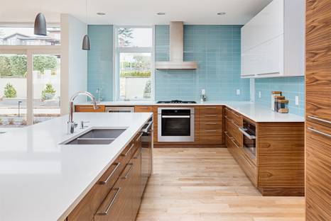 A large kitchen with two-tone kitchen cabinets.