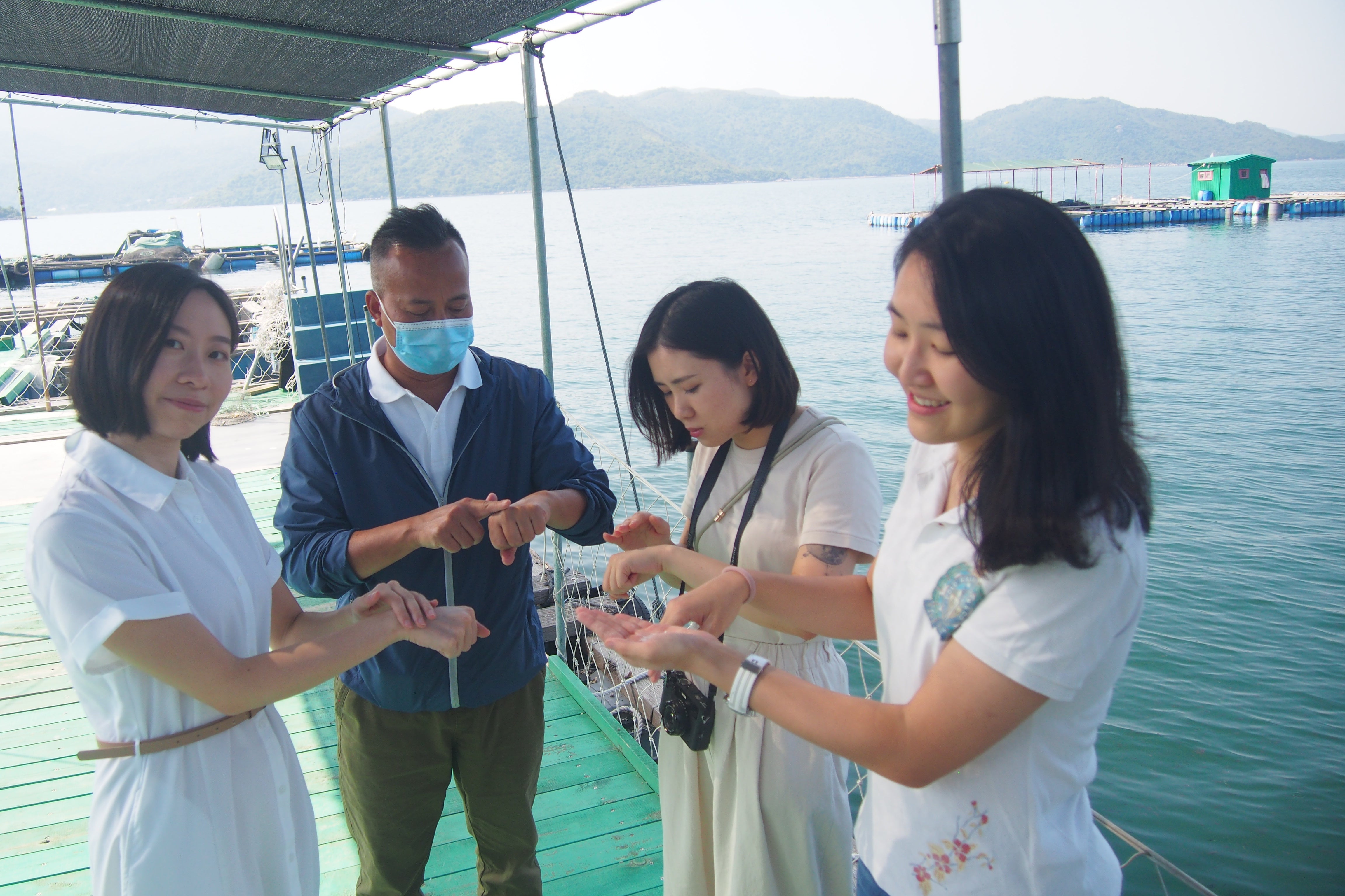 Ming Ge, the person in charge of fish farming in Sham Wan, Sai Kung, shared with the three founders of Mer-Veille that in the past, female fishermen who cultured pearls would apply pearl powder on their skin for sun protection and moisturizing.