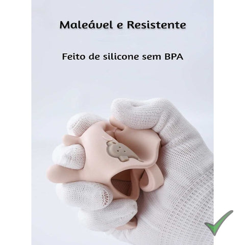 o mordedor amassado por uma mão com luva higiênica, mordedor bebe, mordedor bebê, mordedor, mordedor para bebê, mordedores para bebê, mordedor infantil, mordedores infantis, mordedor de silicone, mordedores de silicone, mordedor de bebê, mordedor de bebe, mordedor para bebe, mordedor de silicone para bebê, mordedor hippo vero, melhor morderdor para bebê, mordedor para bebe 3 meses, mordedor para bebe 4 meses,