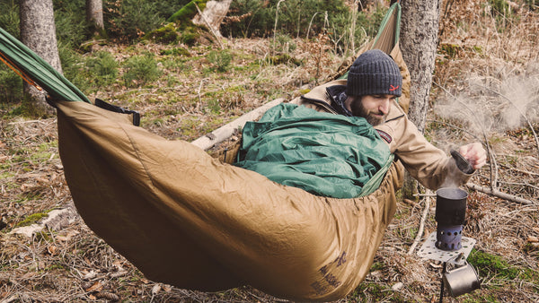 Man using an Ultra-light hammock and Amazonas topquilt while camping