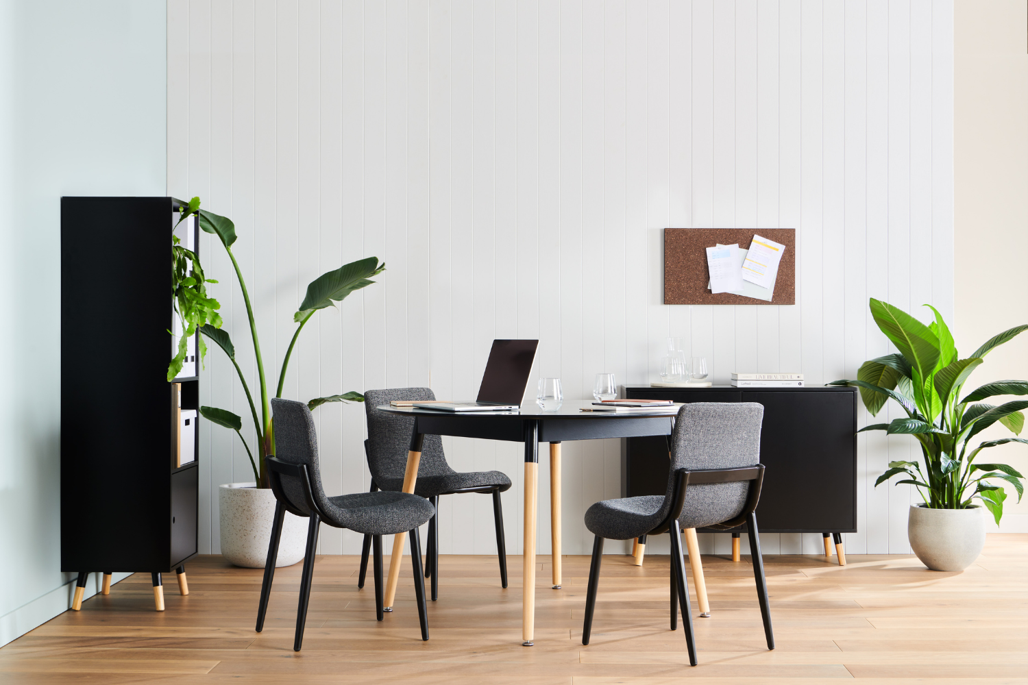 Round dining table in black with Samara dining chairs 