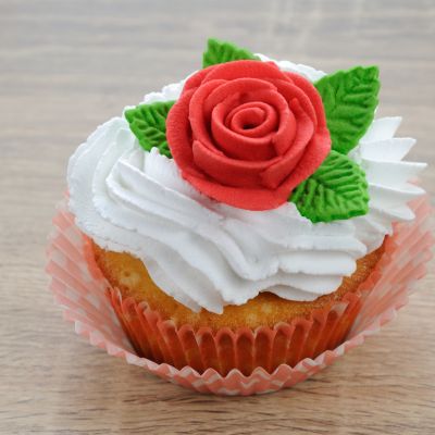 emporte pièce- rose rouge sur cupcake