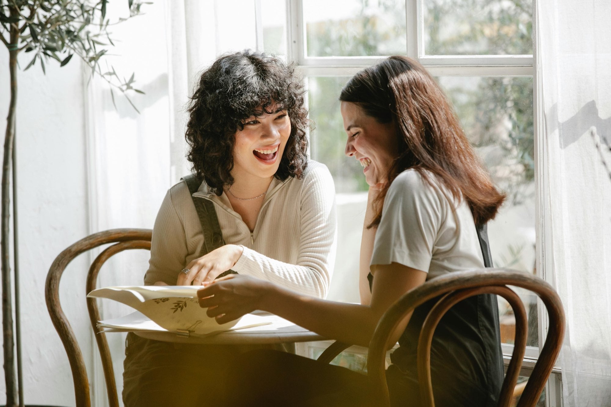 deux femmes qui se parlent en souriant