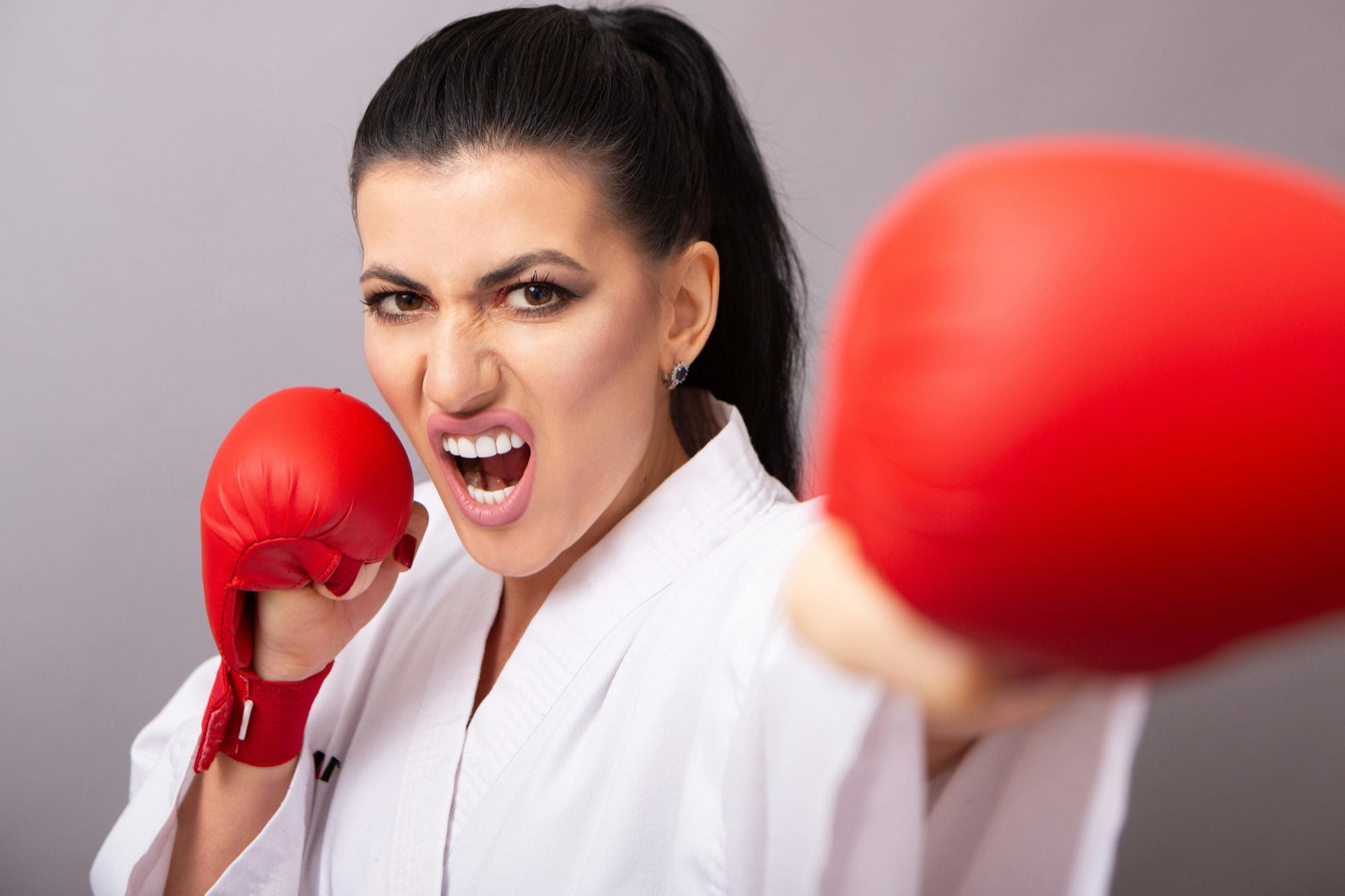 Femme qui fait de la boxe