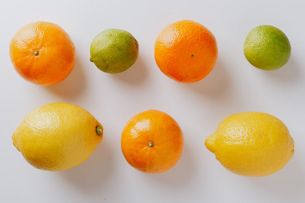 Citron, citron vert et orange sur fond blanc