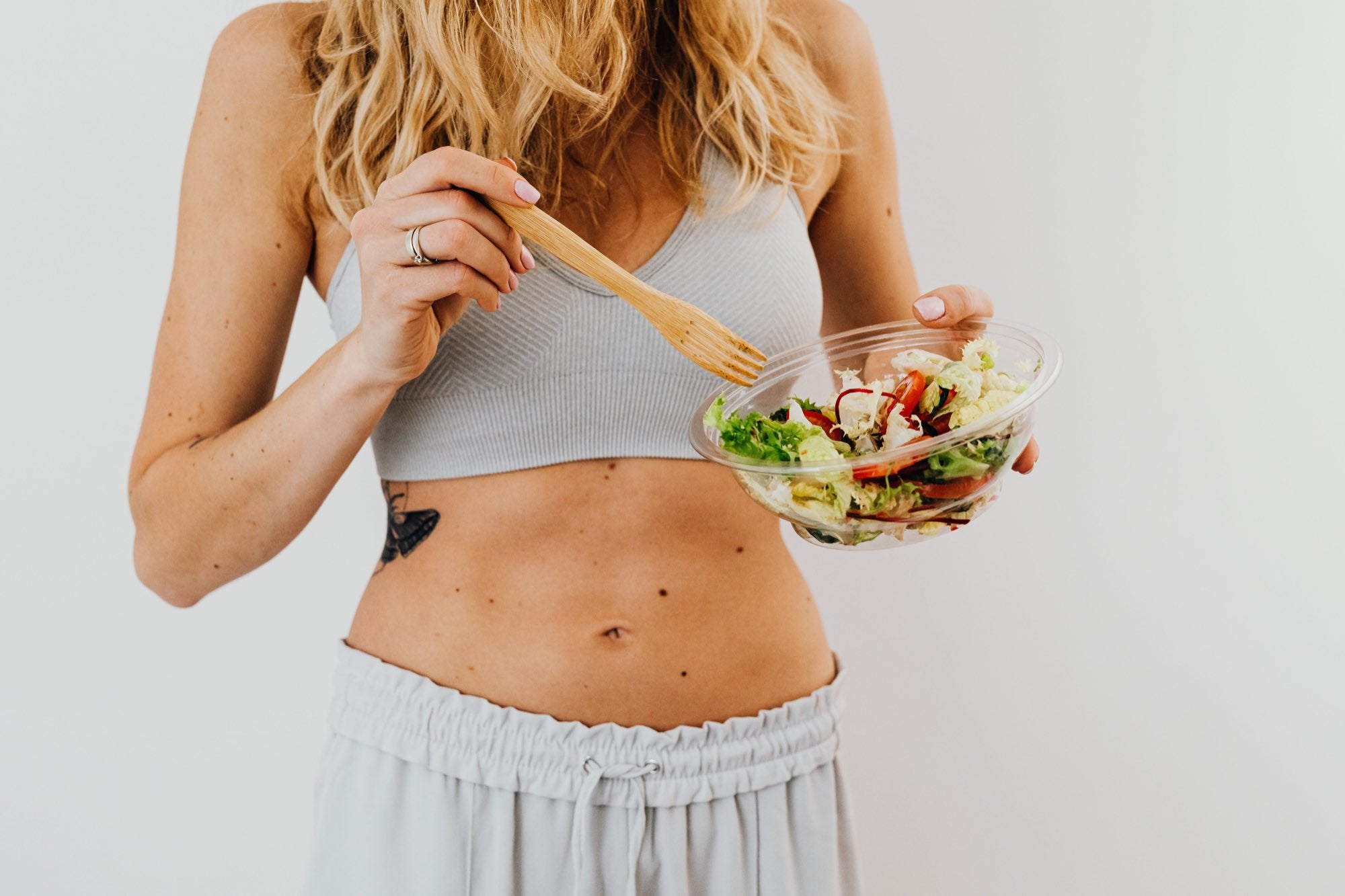 Femme qui mange une salade