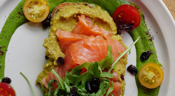 Plat de salade avec toat à l'avocat et au saumon