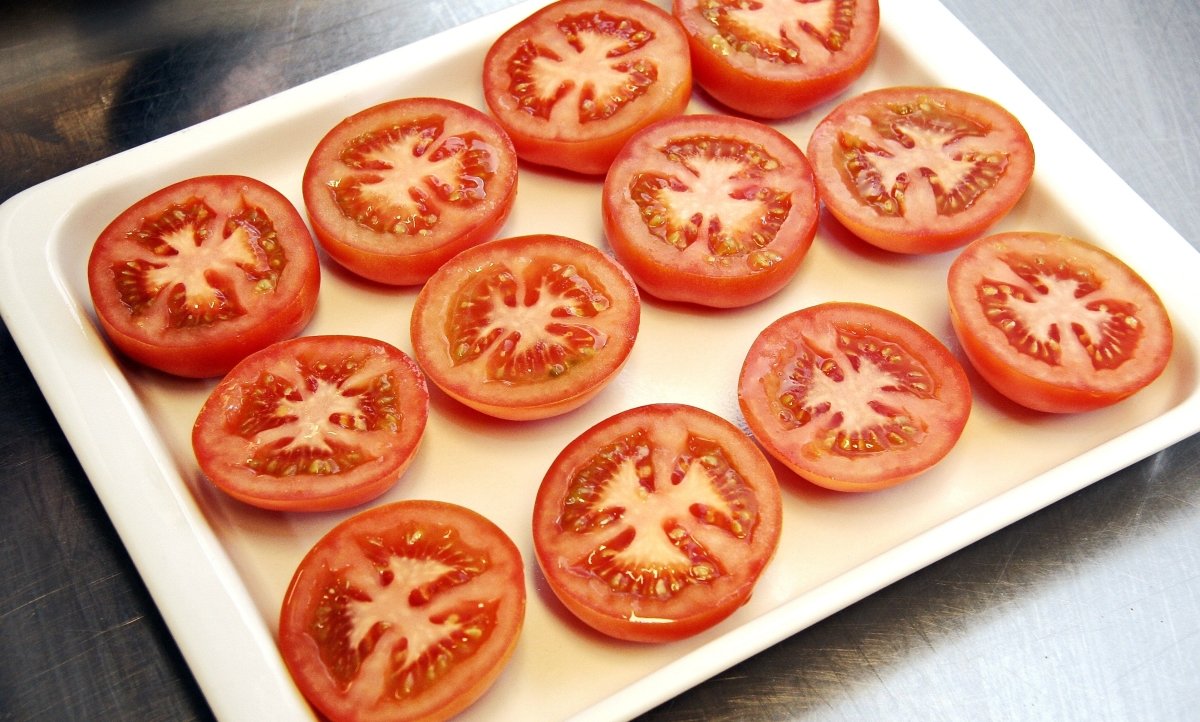slice the tomatoes to grow in garden bed-Vegega