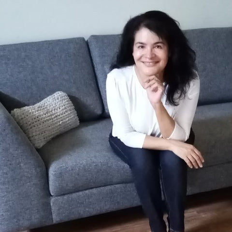 Image of Griselda Zárate, sitting on a sofa.