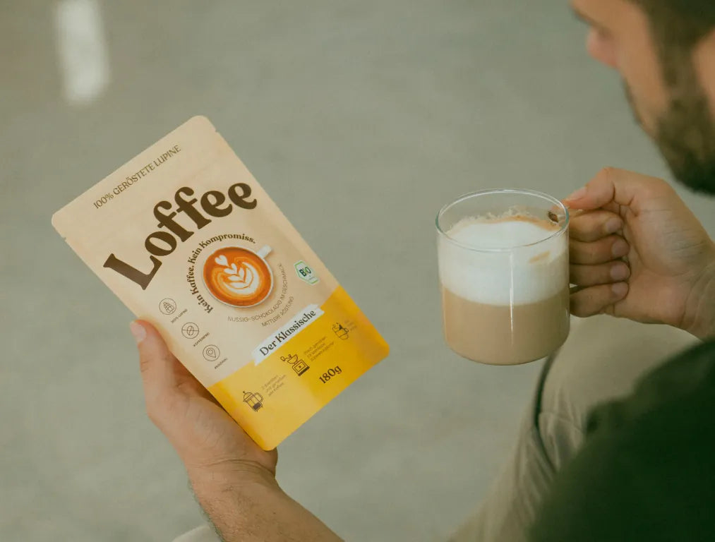 Mann hält Loffee Lupinenkaffee