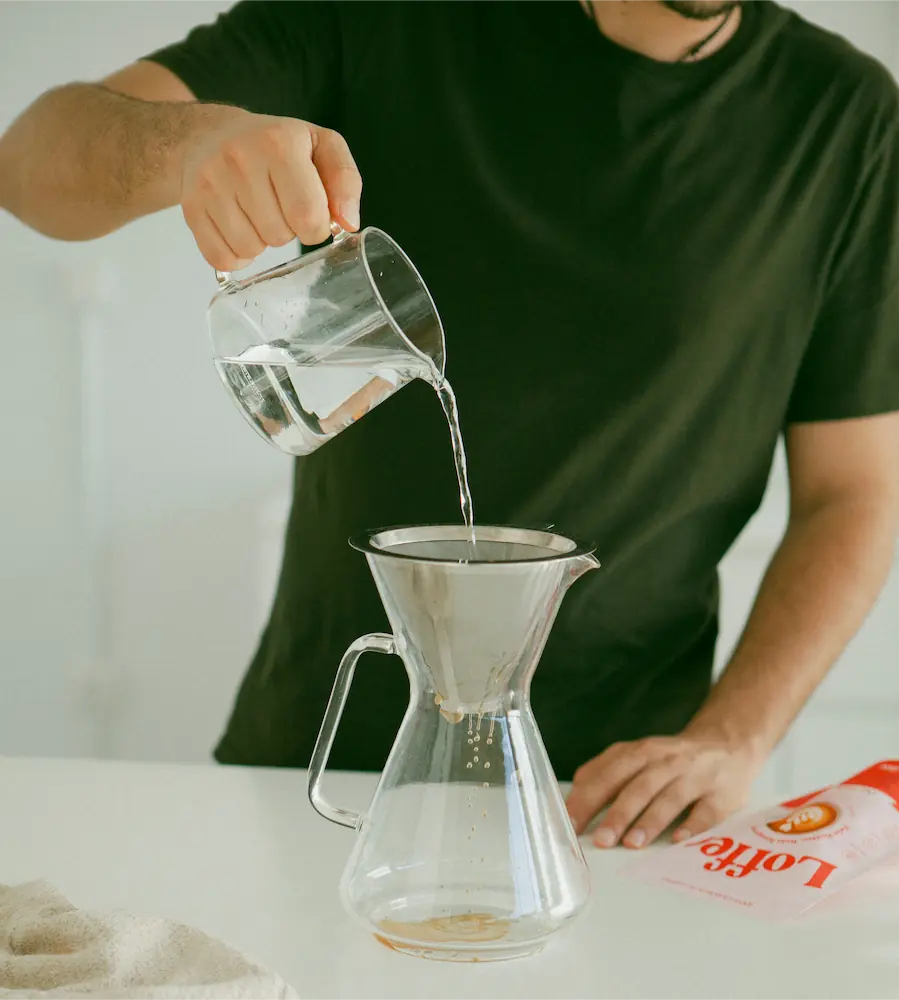 Příprava kávy Lupin v kovovém filtru