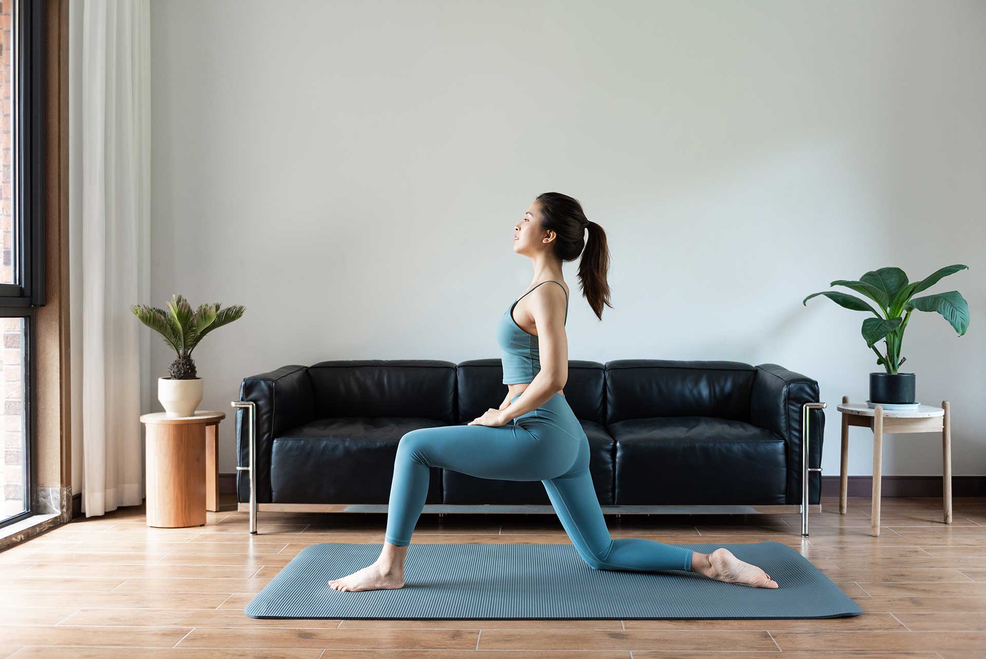 瑜伽墊的紋路設計可以增加墊子的止滑性與抓地力，建議可以選擇有紋路的瑜伽墊，在練習時可以讓動作更加穩定。