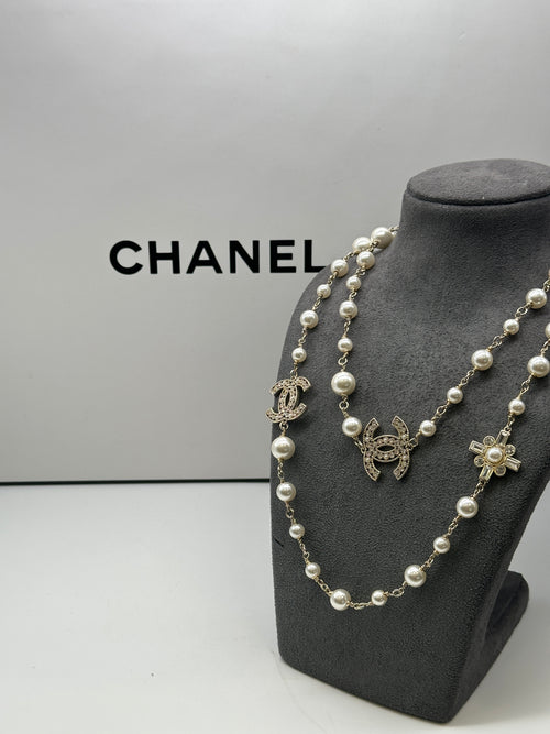 Chanel Black & White Glass Pearl CC Necklace. Excellent Condition., Lot  #58230