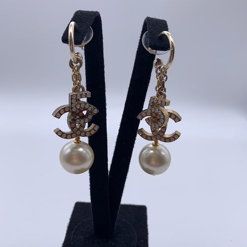 Chanel Womens CC Pearl Drop Earrings Gold – Luxe Collective